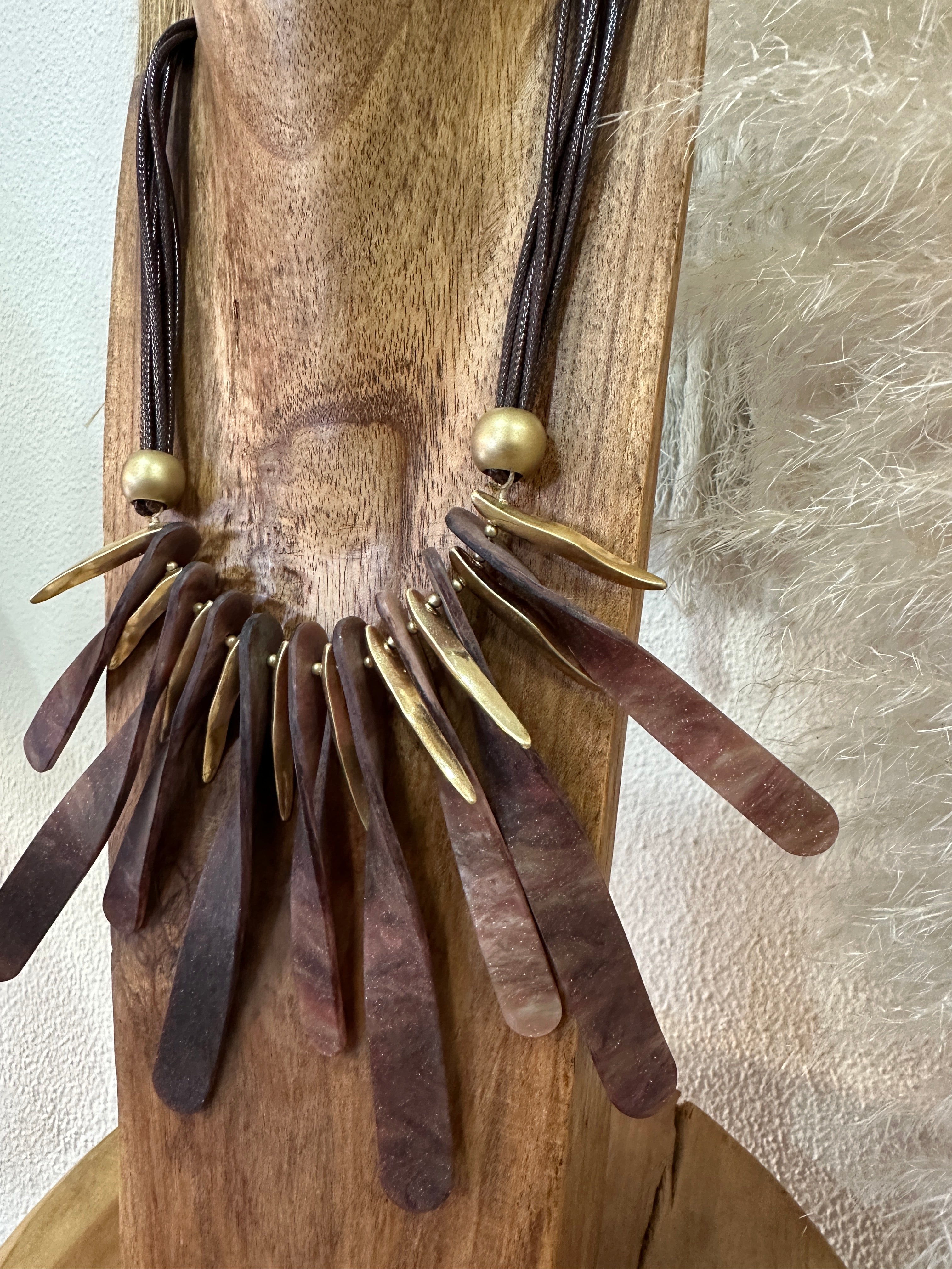 Colar curto em acrílico DOREANA