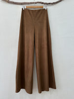 Load image in the gallery viewer,Pantalonas em suede COYOTE
