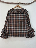 Load image in the gallery viewer,Blusa em flanela c/folhos BELFAST
