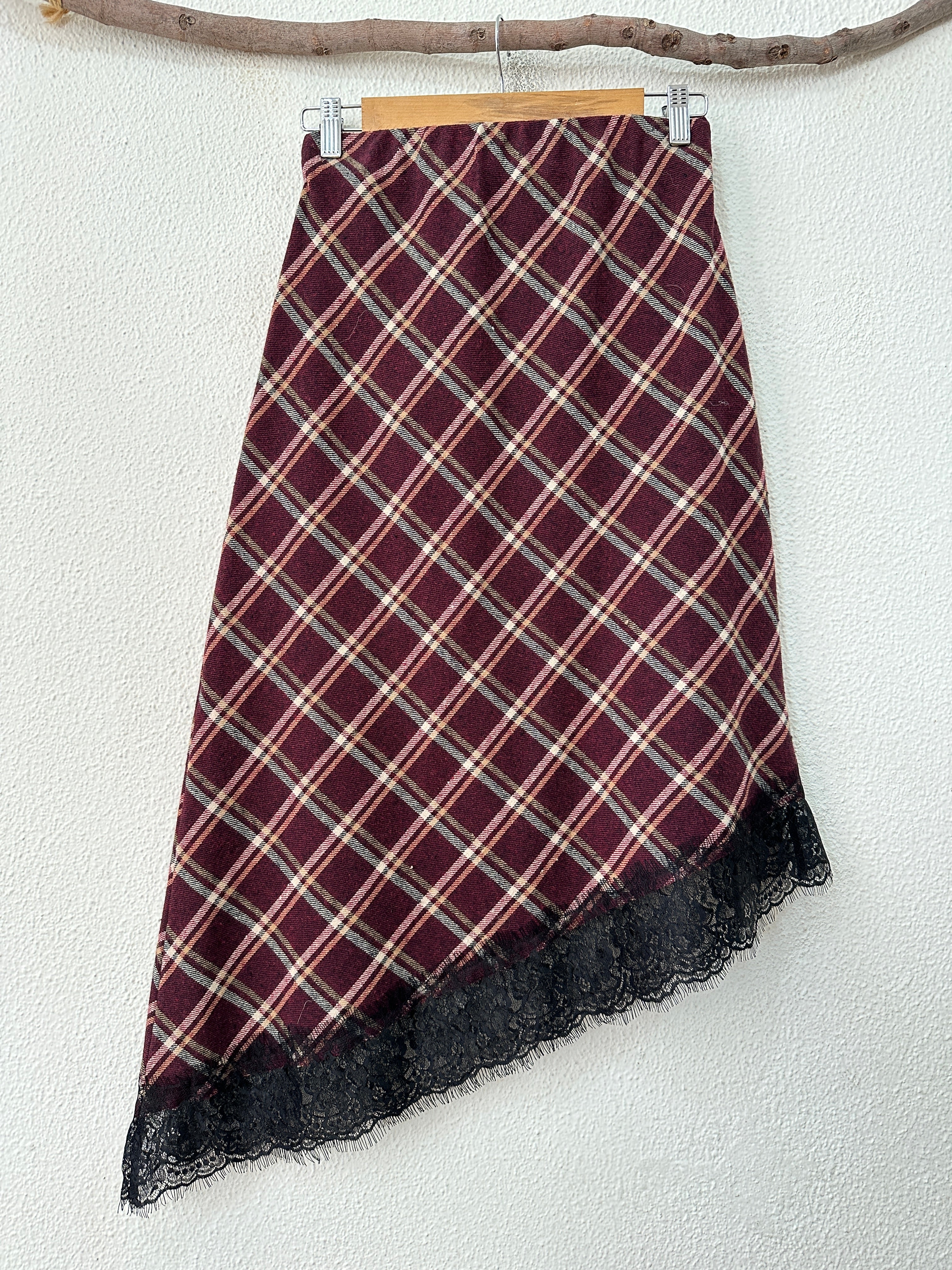 Saia em flanela assimétrica c/ renda YOHANNA