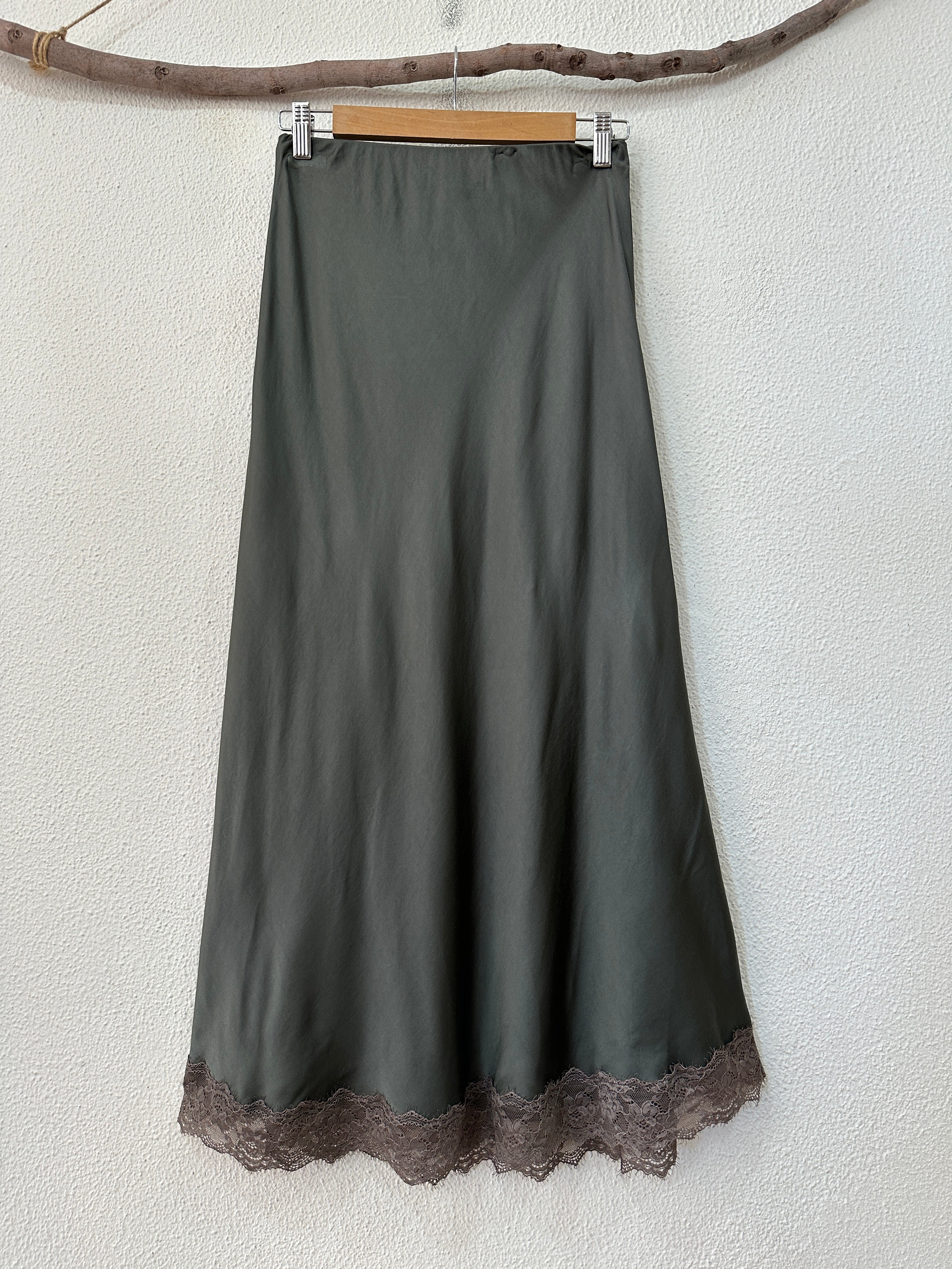 Saia em cetim c/ renda SOPHISTICATED