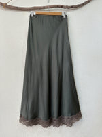 Load image in the gallery viewer,Saia em cetim c/ renda SOPHISTICATED
