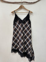 Carregar imagem no visualizador da galeria, Vestido curto em fazenda c/rendas YORKSHIRE
