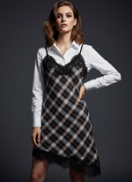 Carregar imagem no visualizador da galeria, Vestido curto em fazenda c/rendas YORKSHIRE
