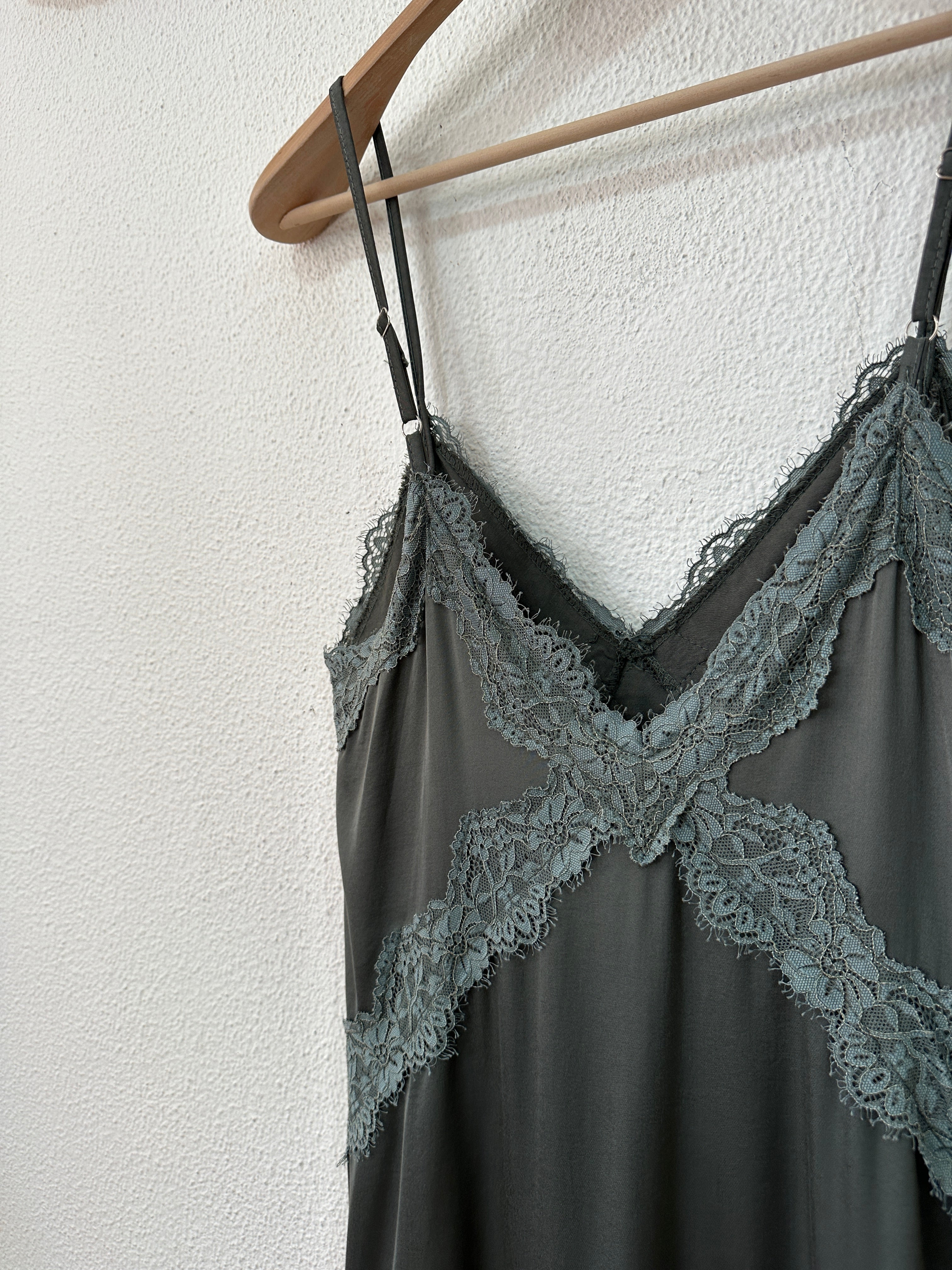 Vestido acetinado c/ renda TENDER