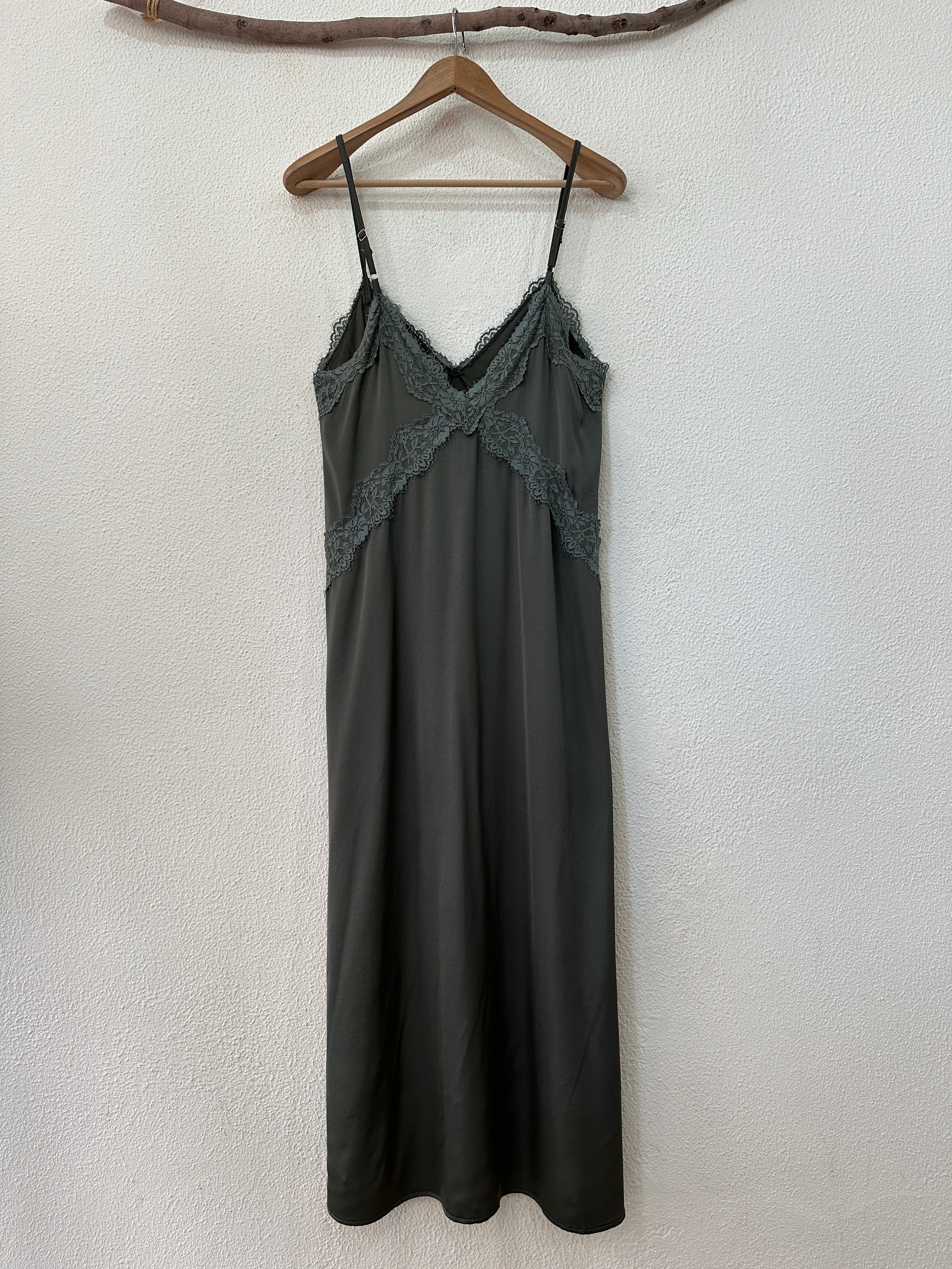 Vestido acetinado c/ renda TENDER