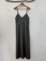 Load image in the gallery viewer,Vestido acetinado c/ renda TENDER
