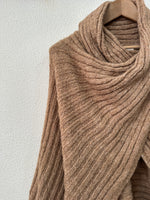 Load image in the gallery viewer,Capa/ poncho de malha c/ botões DELICATE
