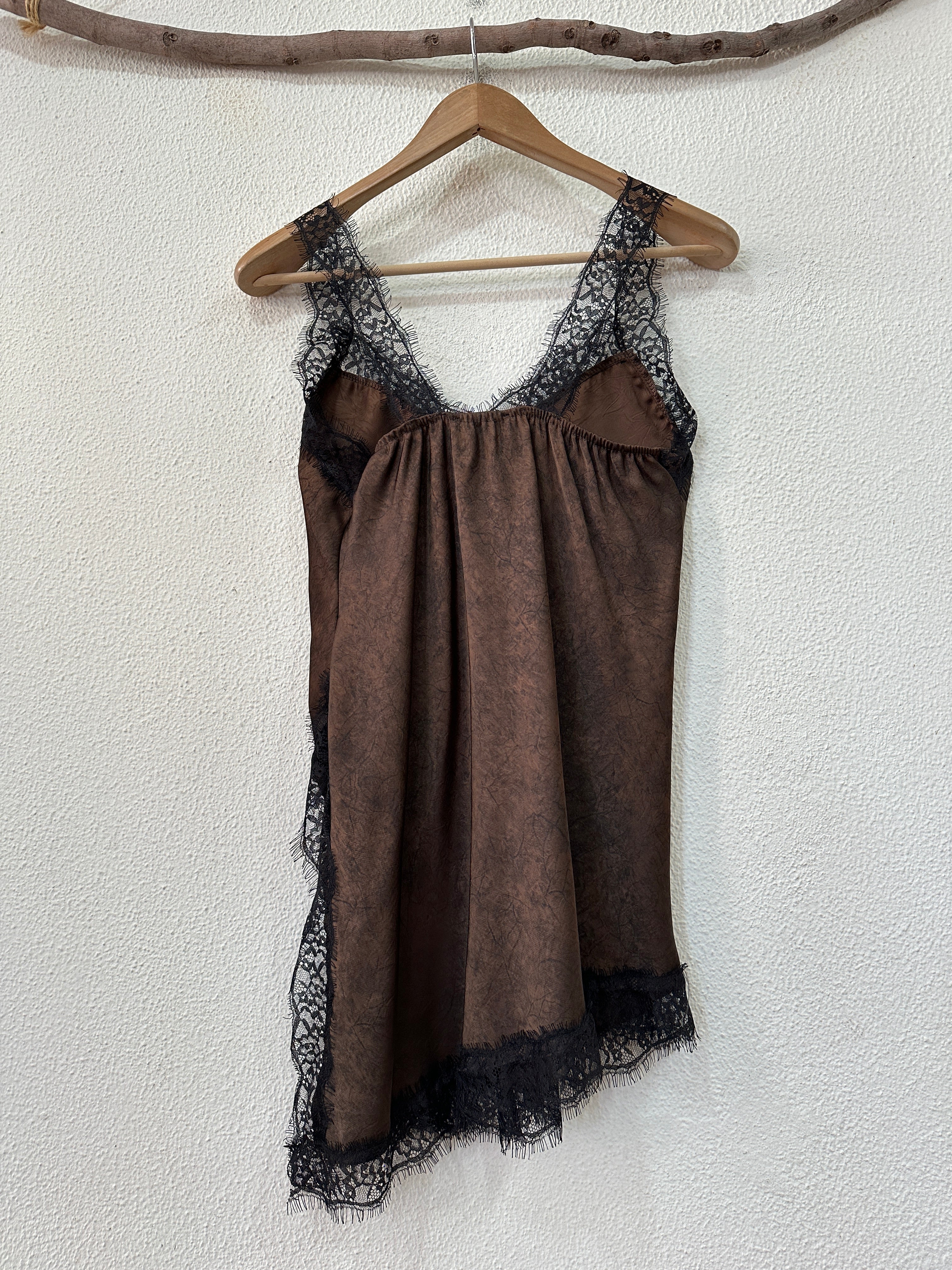 Top acetinado assimétrico c/ renda MAGE