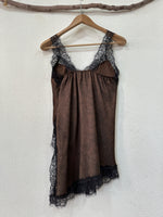 Load image in the gallery viewer,Top acetinado assimétrico c/ renda MAGE
