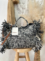 Carregar imagem no visualizador da galeria, Mala em ráfia c/franjas TERESA
