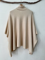 Load image in the gallery viewer,Poncho c/ gola DIOSA
