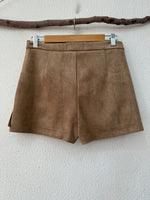 Load image in the gallery viewer,Calções efeito suede c/ franjas SAHARA
