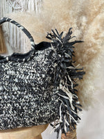 Carregar imagem no visualizador da galeria, Mala em ráfia c/franjas TERESA
