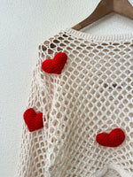 Carregar imagem no visualizador da galeria, Camisola curta rendada c/aplicações em crochet CORAZÓN
