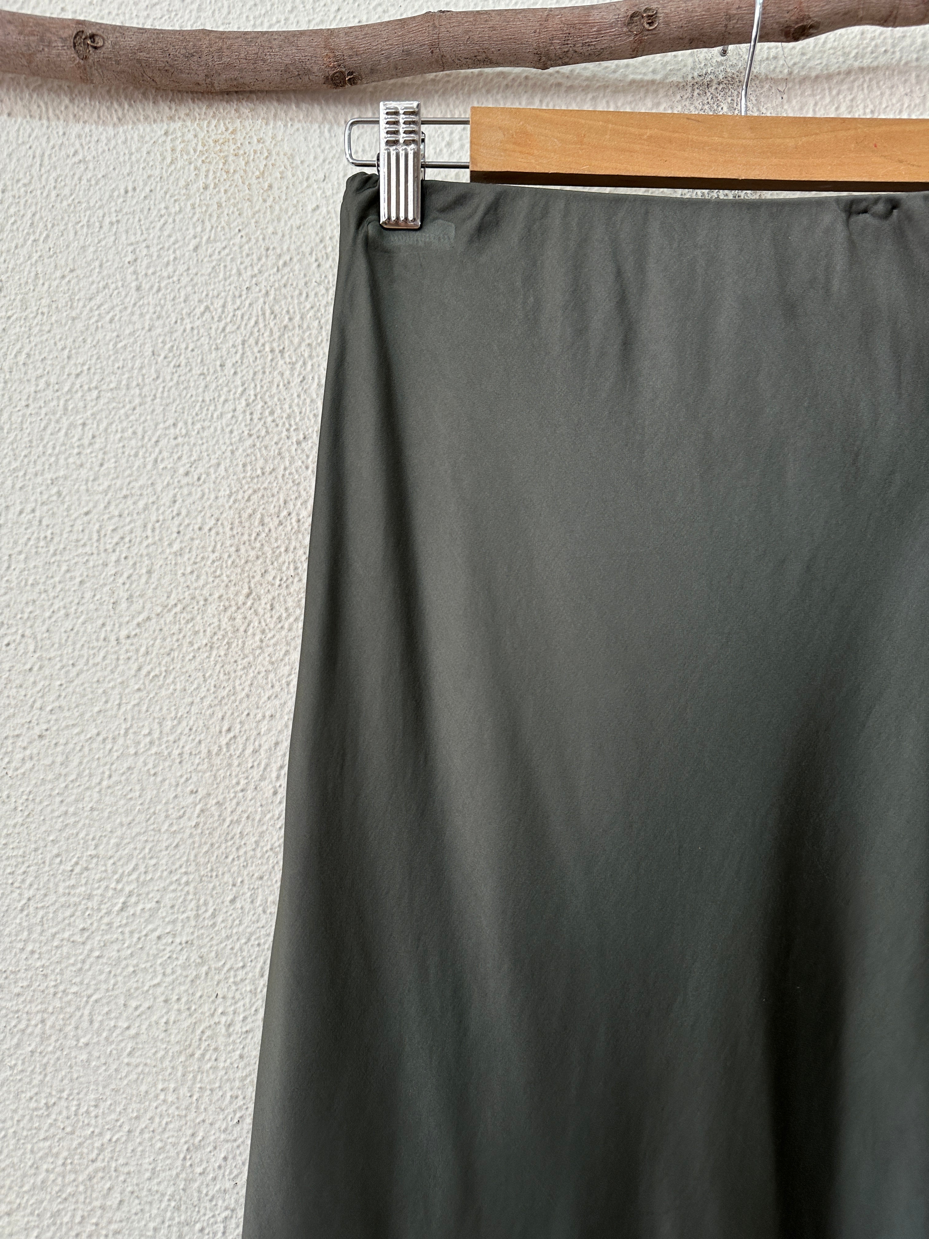 Saia em cetim c/ renda SOPHISTICATED