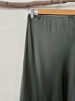 Load image in the gallery viewer,Saia em cetim c/ renda SOPHISTICATED
