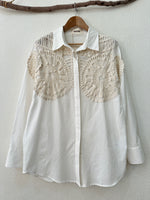 Carregar imagem no visualizador da galeria, Camisa oversize c/aplicações em crochet SUNNY
