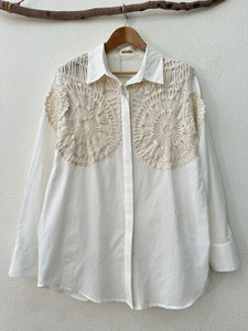 Camisa oversize c/aplicações em crochet SUNNY