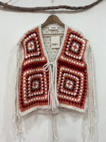Load image in the gallery viewer,Colete de malha em patchwork de crochet MAYA
