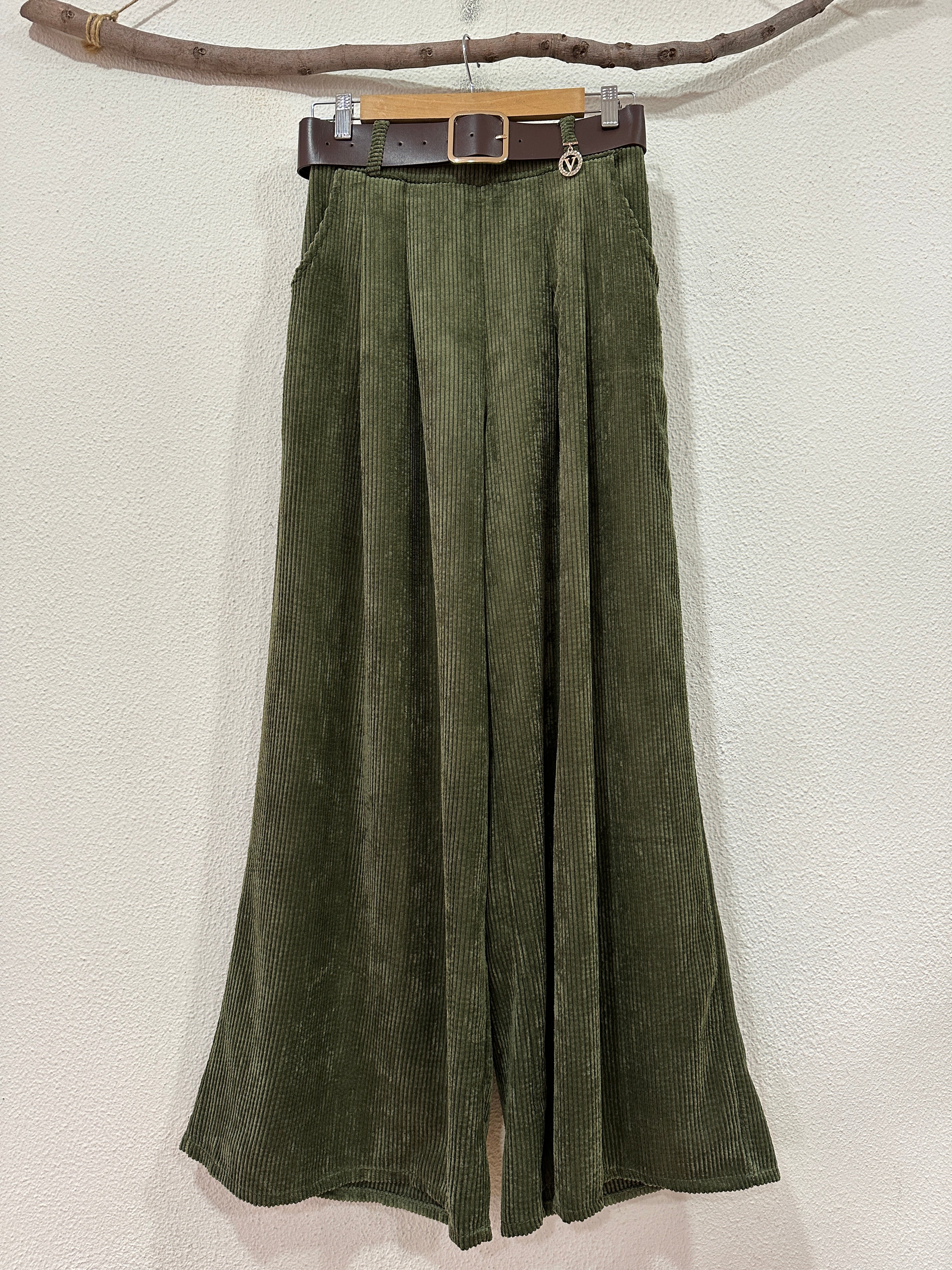 Calças maleáveis tipo bombazina c/cinto EUCALIPTUS