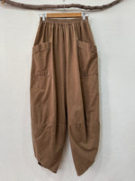 Load image in the gallery viewer,Calças baggy em microbombazina c/ bolsos HARLEM
