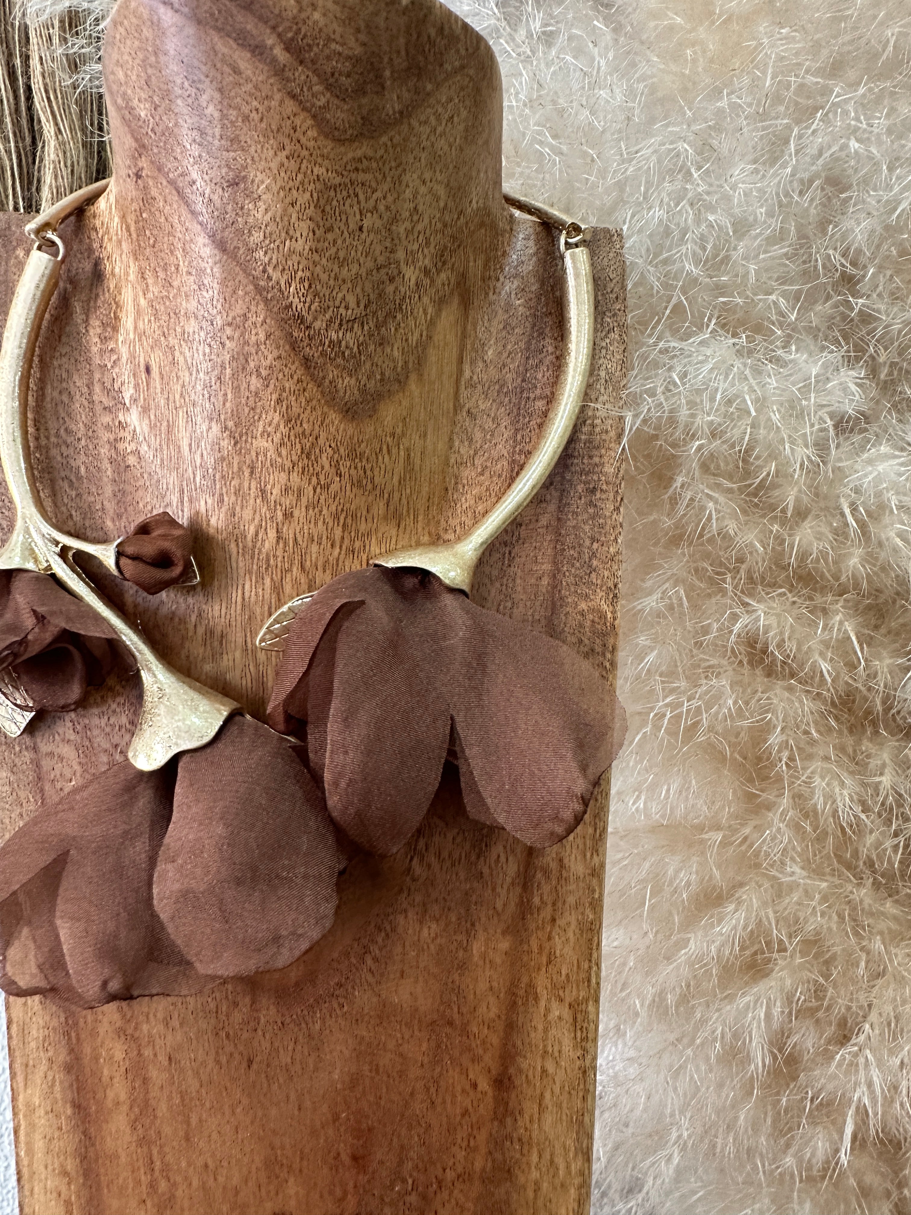 Gargantilha rígida MAGNÓLIA