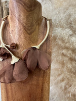 Carregar imagem no visualizador da galeria, Gargantilha rígida MAGNÓLIA
