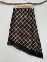 Load image in the gallery viewer,Saia em flanela assimétrica c/ renda YOHANNA
