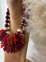 Load image in the gallery viewer,Colar curto em acrílico AUTUMN
