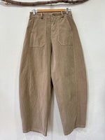 Load image in the gallery viewer,Calças estilo baggy em microbombazina MUNICH
