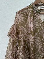 Load image in the gallery viewer,Camisa oversize c/laçada em chiffon NORMANDIE
