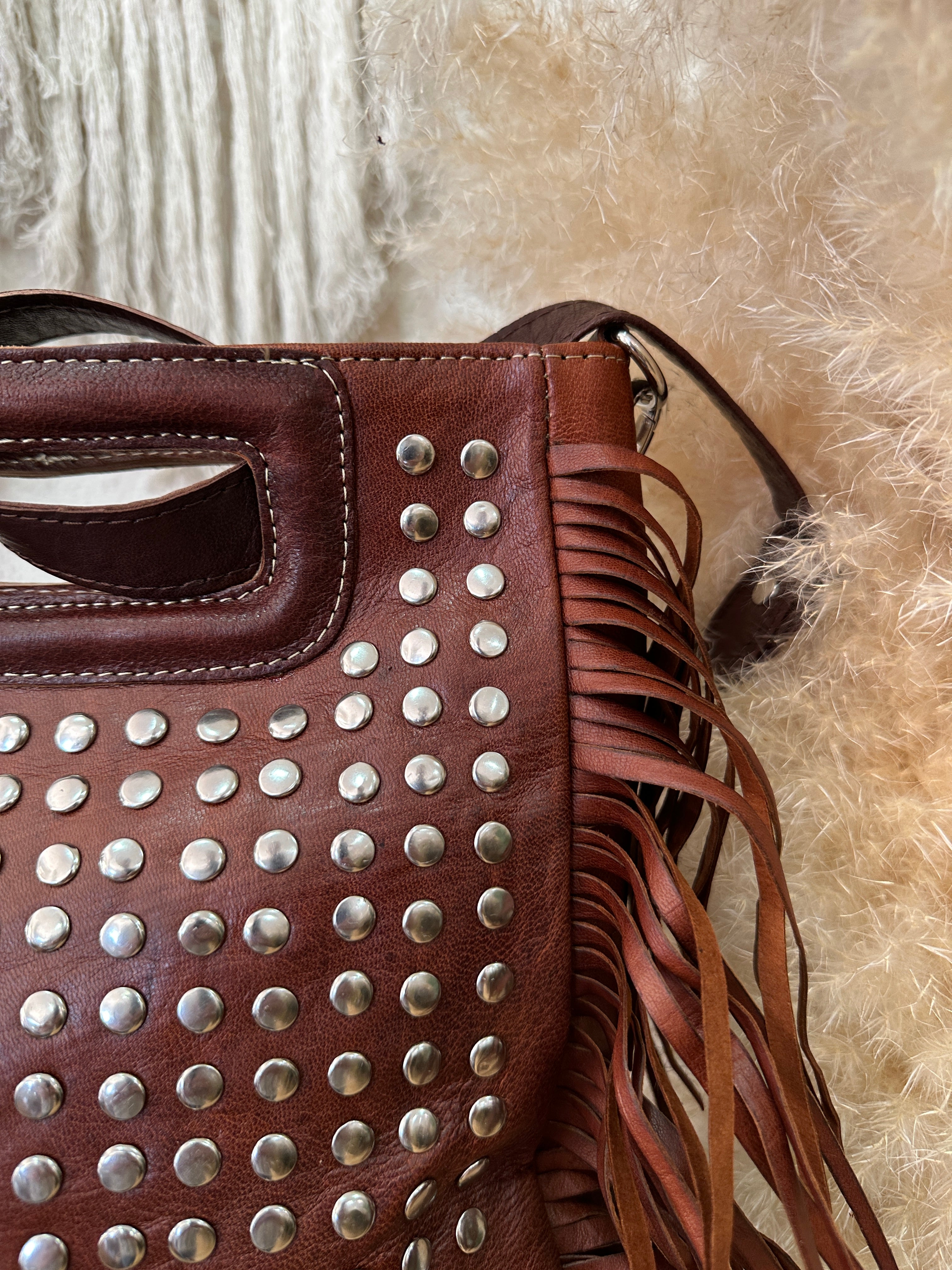 Mala em pele c/ tachas e franjas CAROLINE