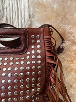 Load image in the gallery viewer,Mala em pele c/ tachas e franjas CAROLINE
