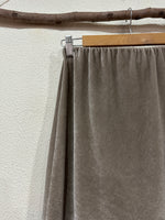 Load image in the gallery viewer,Saia assimétrica em veludo c/ renda GUMMY
