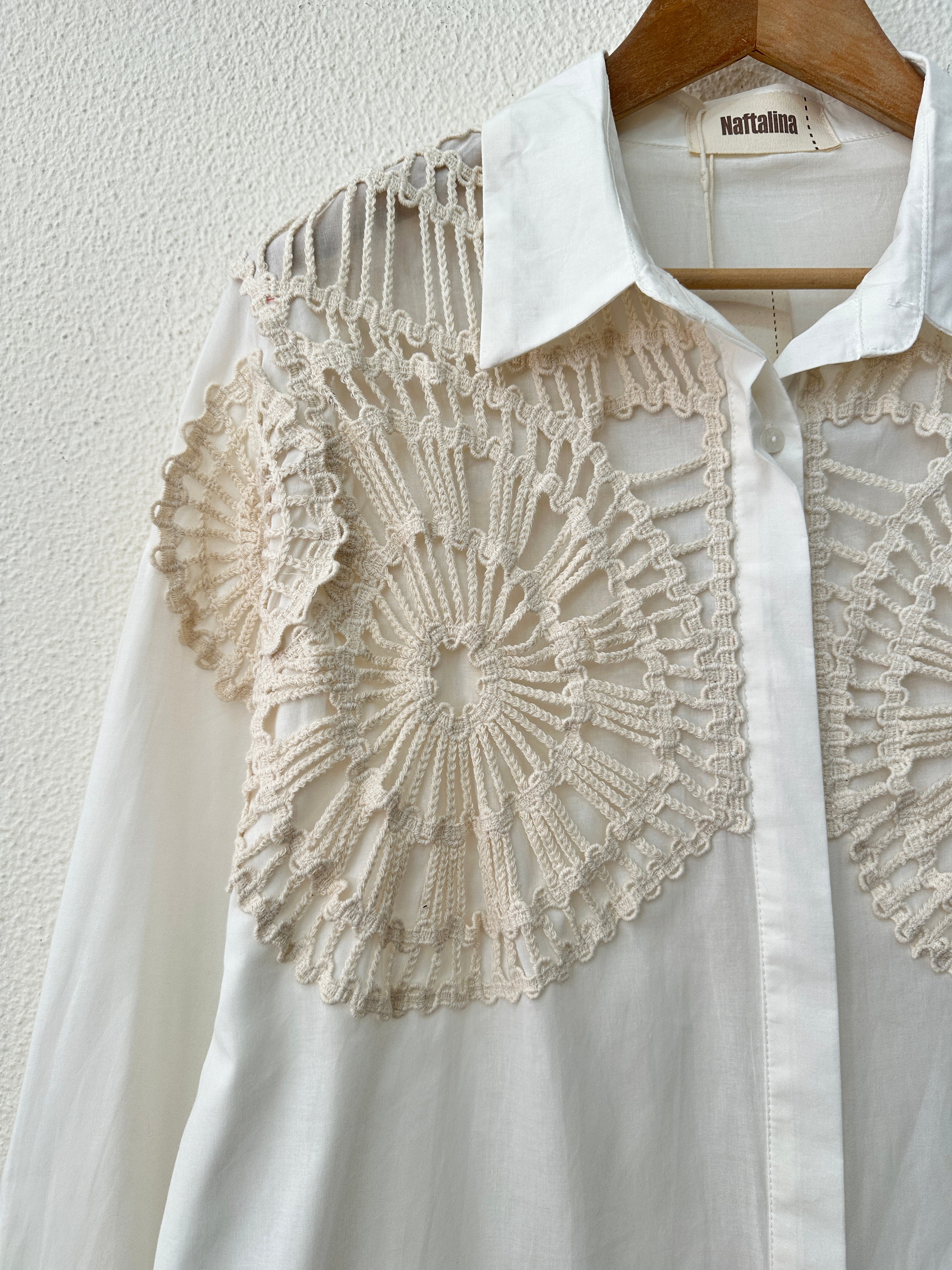 Camisa oversize c/aplicações em crochet SUNNY