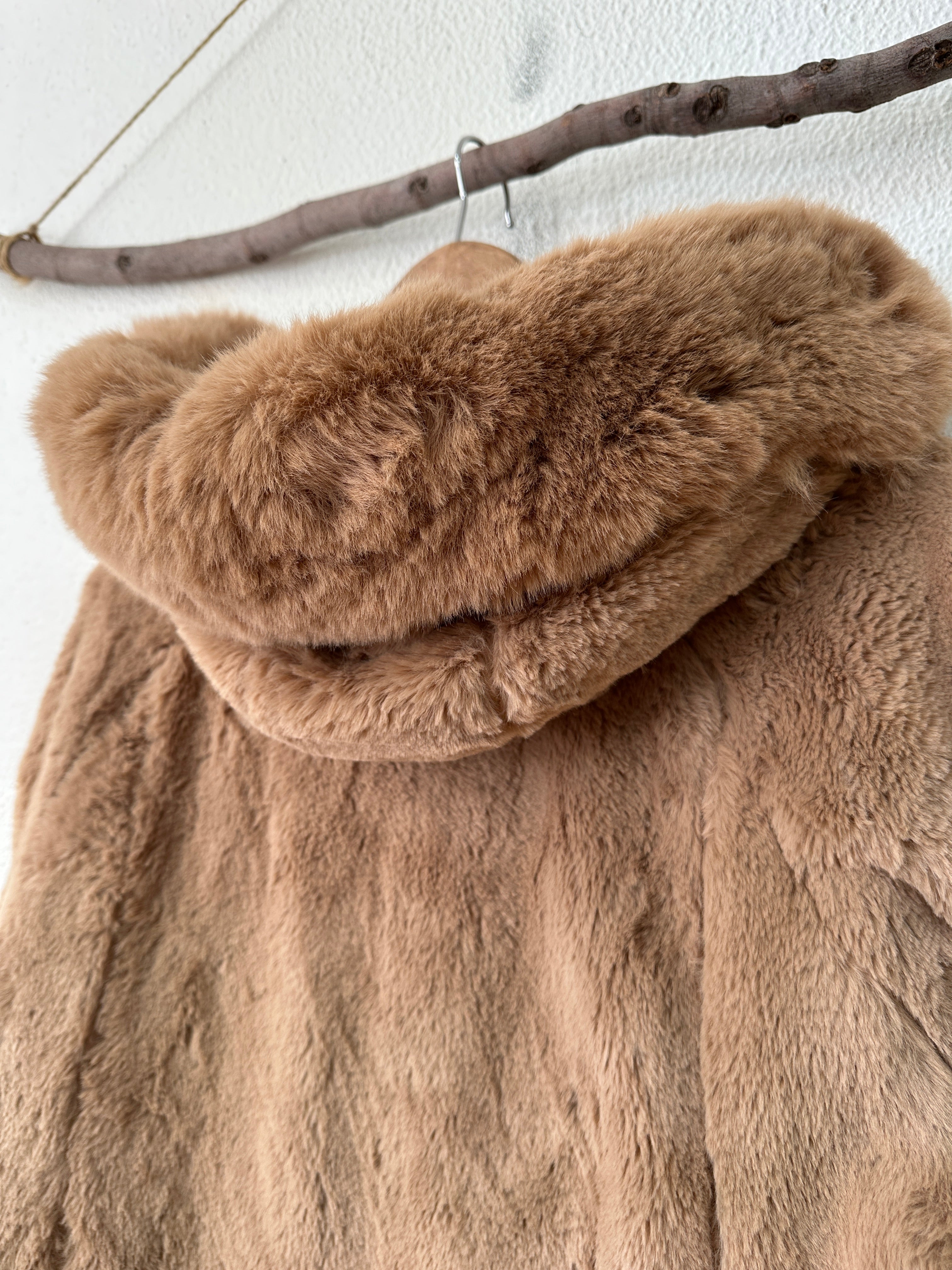 Casaco em imitação de pelo c/ capuz CIBELES