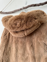 Carregar imagem no visualizador da galeria, Casaco em imitação de pelo c/ capuz CIBELES
