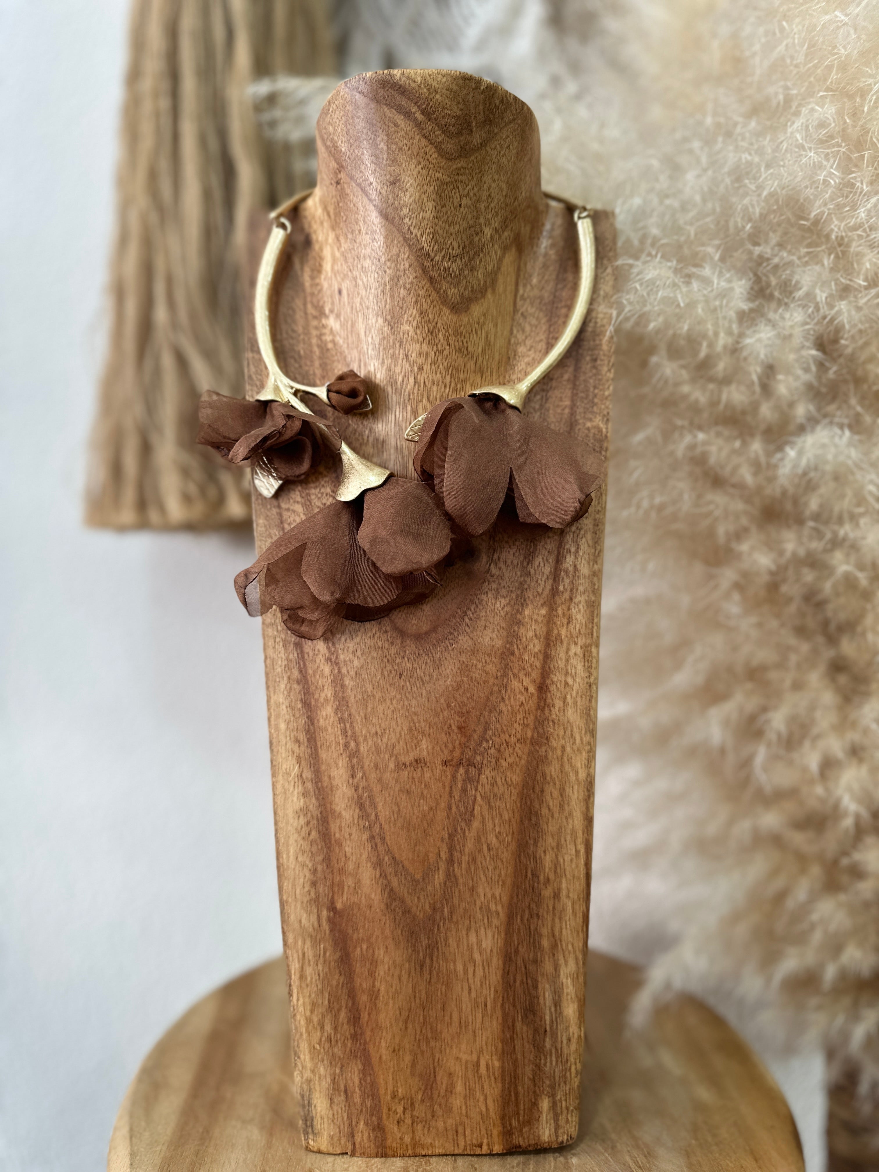 Gargantilha rígida MAGNÓLIA