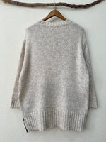 Load image in the gallery viewer,Camisola de malha assimétrica c/ renda CHEESECAKE
