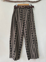 Load image in the gallery viewer,Calças em microbombazina bordadas CAMILLE
