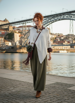 Load image in the gallery viewer,Camisola de malha oversise assimétrica YOLANDA
