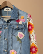 Carregar imagem no visualizador da galeria, Blusão denim c/aplicações e manga em crochet BABILON
