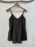 Carregar imagem no visualizador da galeria, Top em linho c/renda e corte em viés RIVIERA
