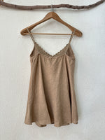 Carregar imagem no visualizador da galeria, Top em linho c/renda e corte em viés RIVIERA
