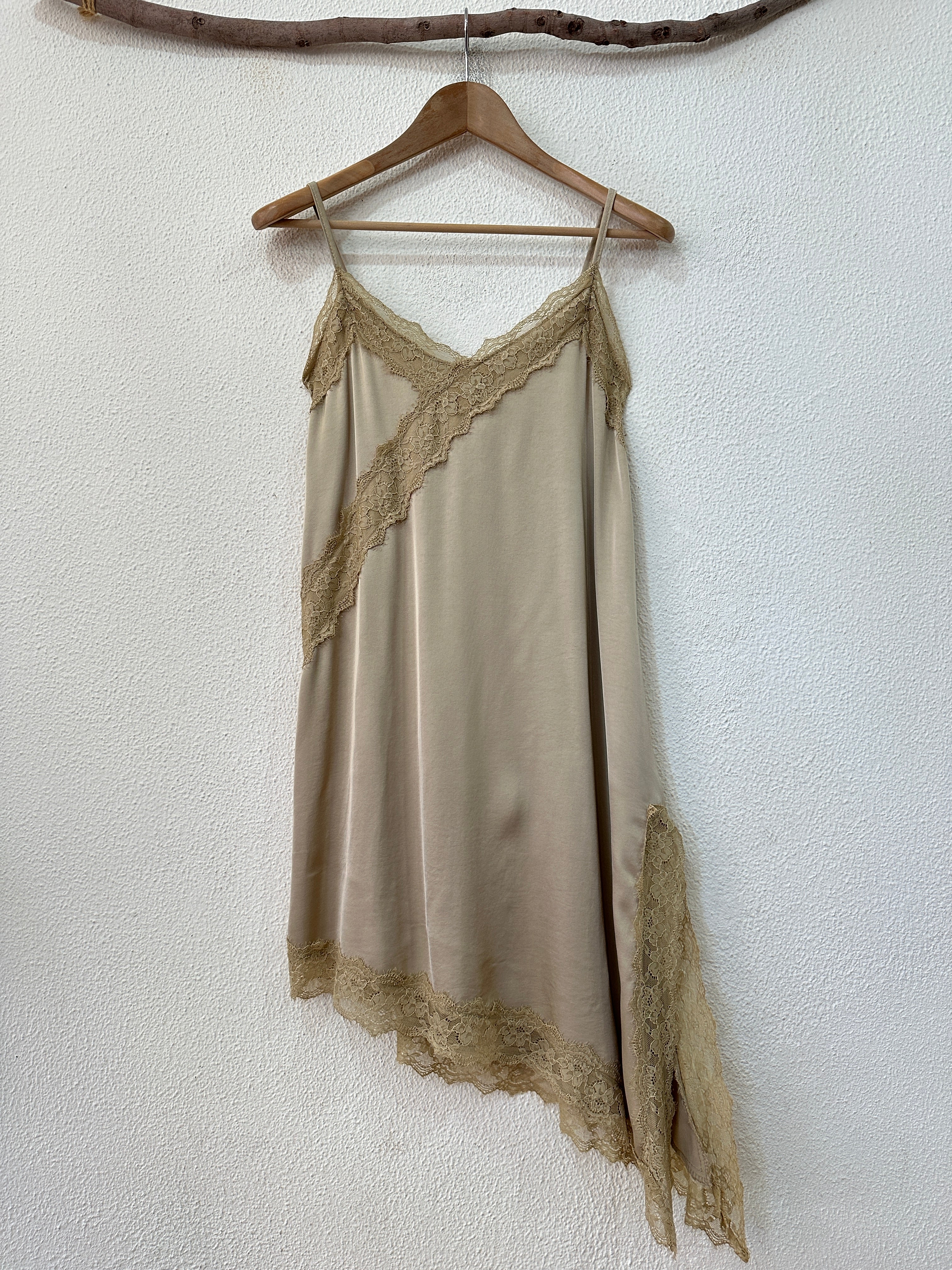 Túnica assimétrica em cetim c/ renda SOPHISTICATED