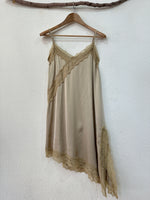 Load image in the gallery viewer,Túnica assimétrica em cetim c/ renda SOPHISTICATED
