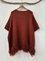 Carregar imagem no visualizador da galeria, Poncho em malha c/franjas CALÍOPE
