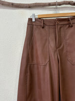 Load image in the gallery viewer,Calças em ecopele EZRA
