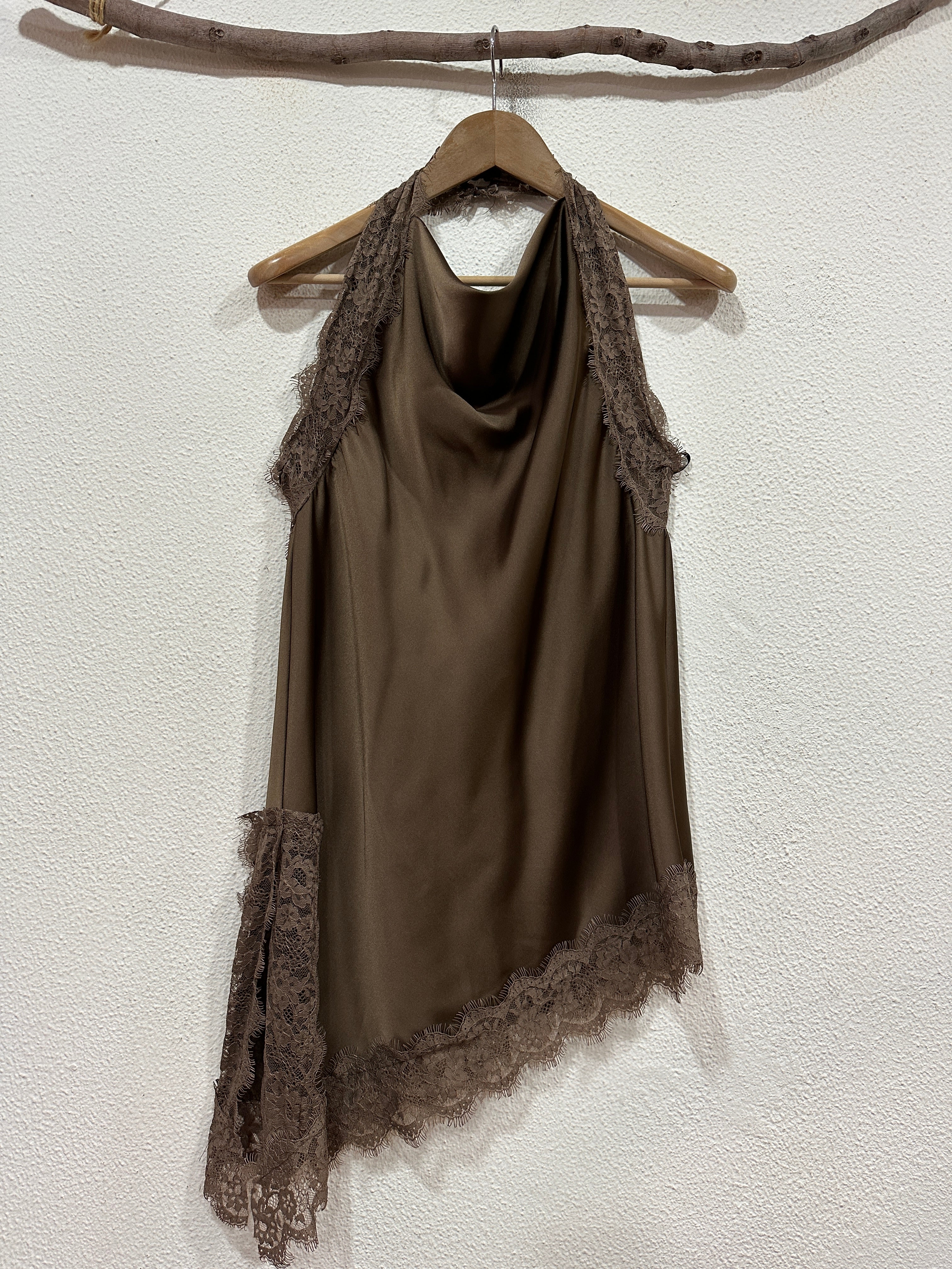 Top em cetim c/rendas e decote em halter SANDIE